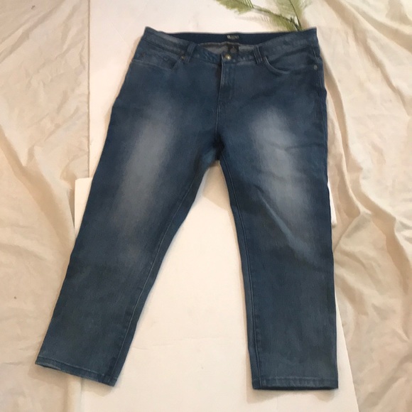 “HAGGAR” Petite Ladies Denim Jeans. - Picture 3 of 14